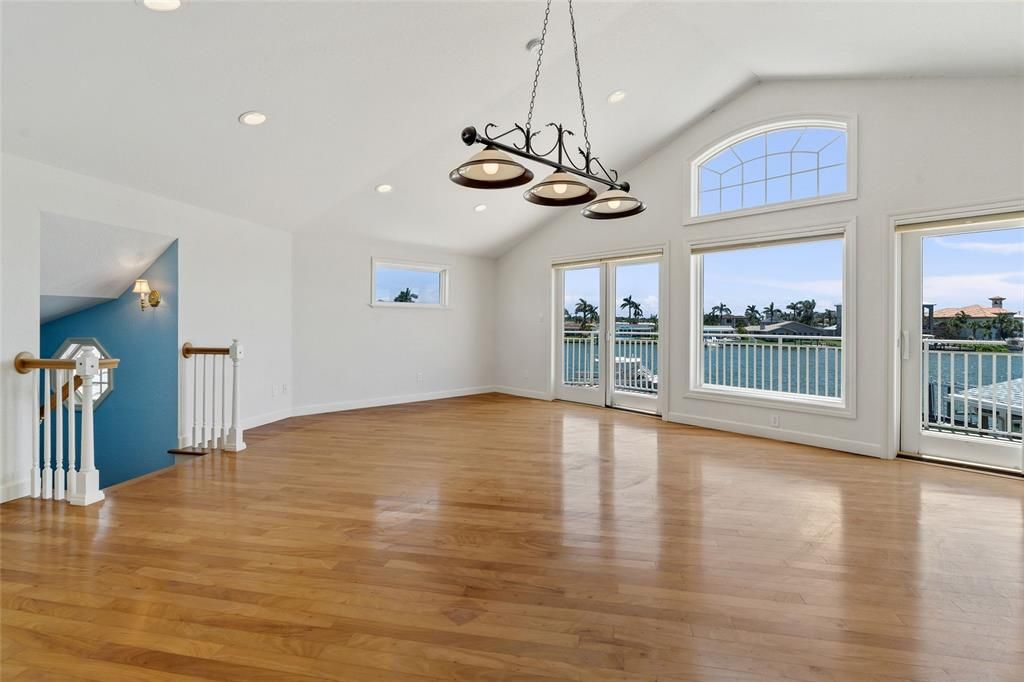 合同活跃: $1,395,000 (3 贝兹, 3 浴室, 2971 平方英尺)