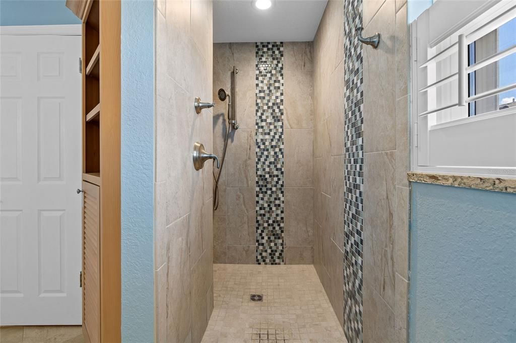 合同活跃: $1,395,000 (3 贝兹, 3 浴室, 2971 平方英尺)