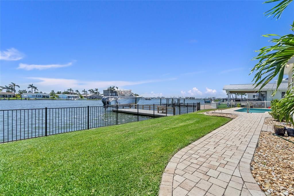 合同活跃: $1,395,000 (3 贝兹, 3 浴室, 2971 平方英尺)