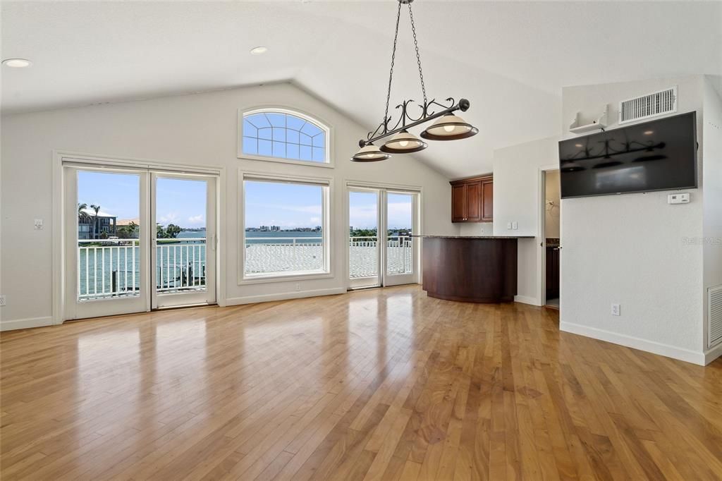 合同活跃: $1,395,000 (3 贝兹, 3 浴室, 2971 平方英尺)