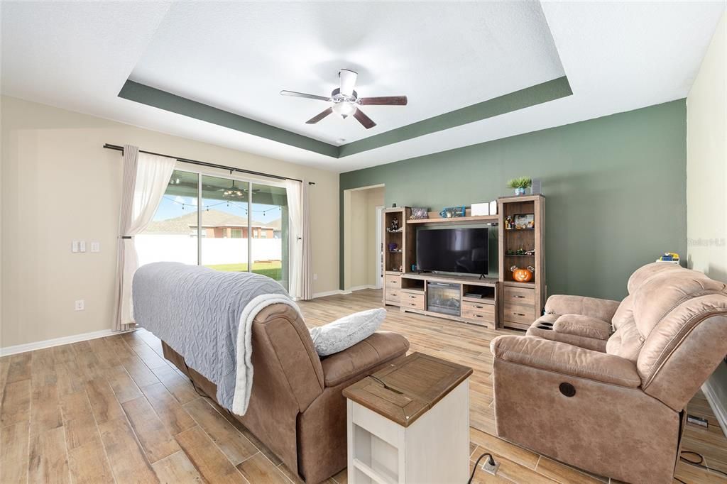 合同活跃: $470,000 (4 贝兹, 3 浴室, 3012 平方英尺)