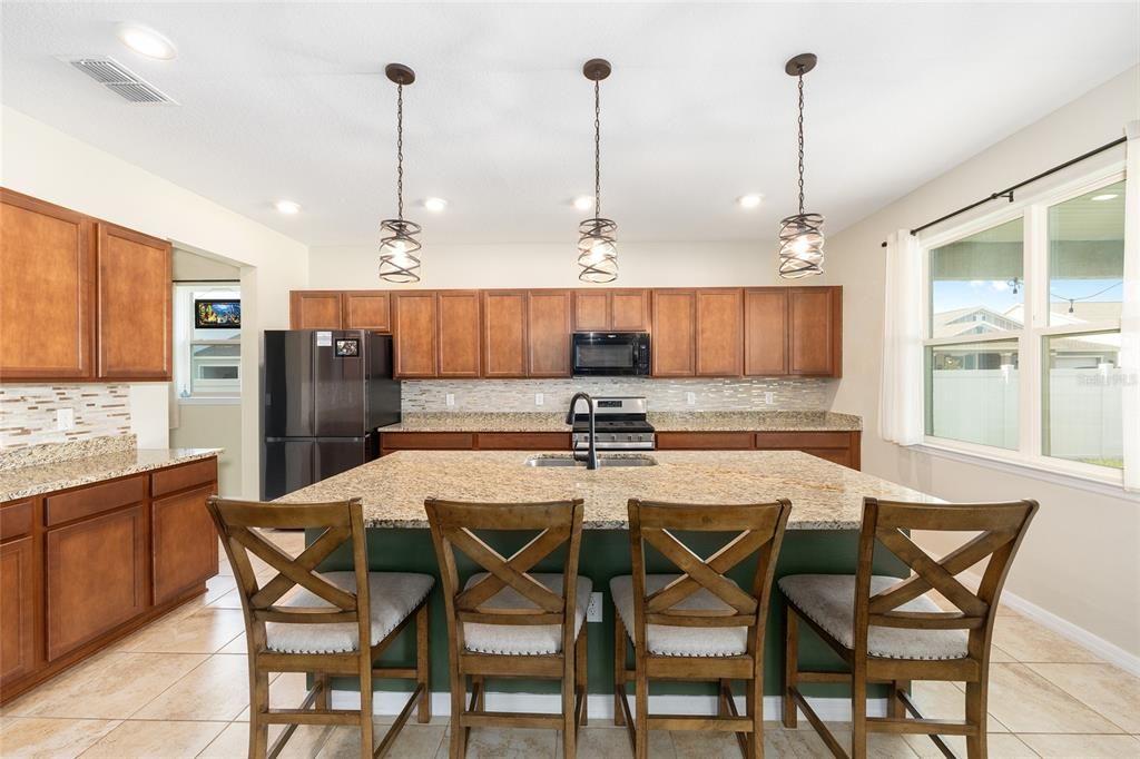 合同活跃: $470,000 (4 贝兹, 3 浴室, 3012 平方英尺)