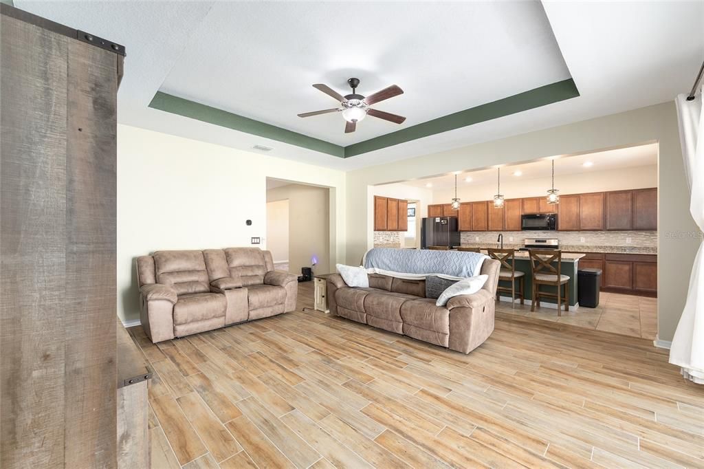 合同活跃: $470,000 (4 贝兹, 3 浴室, 3012 平方英尺)