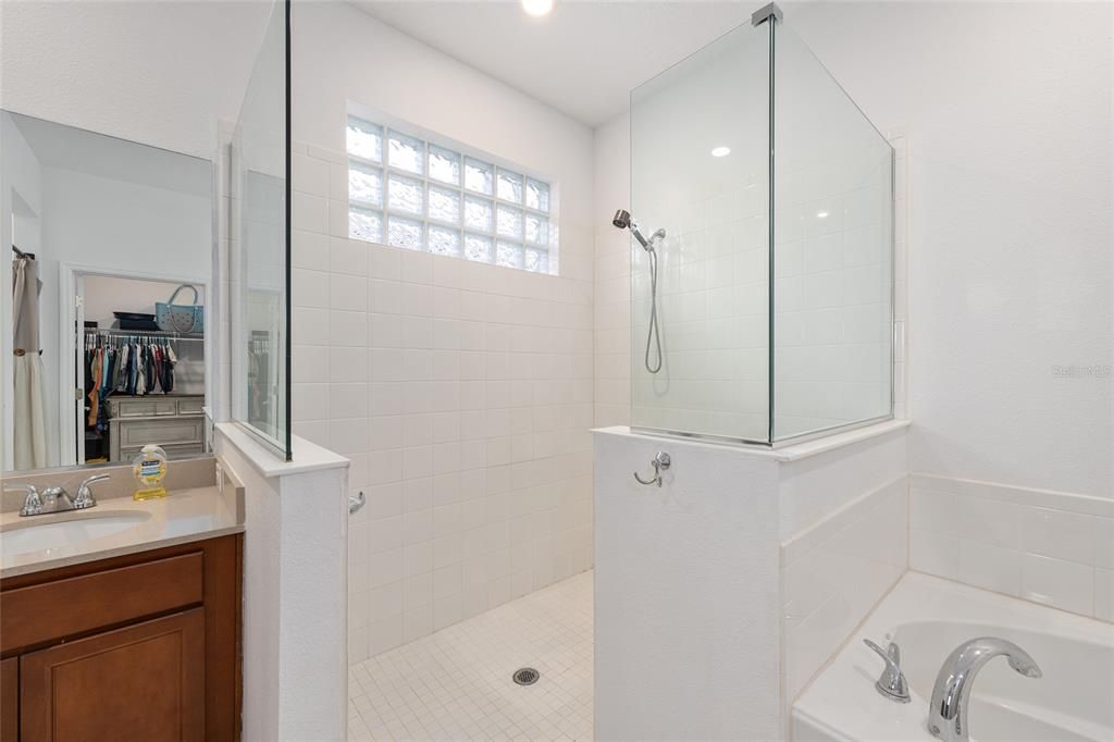 合同活跃: $470,000 (4 贝兹, 3 浴室, 3012 平方英尺)