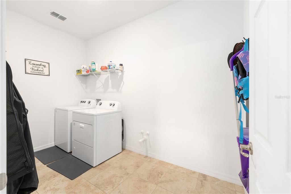 合同活跃: $470,000 (4 贝兹, 3 浴室, 3012 平方英尺)