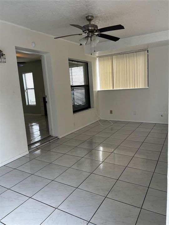 合同活跃: $1,650 (2 贝兹, 2 浴室, 889 平方英尺)