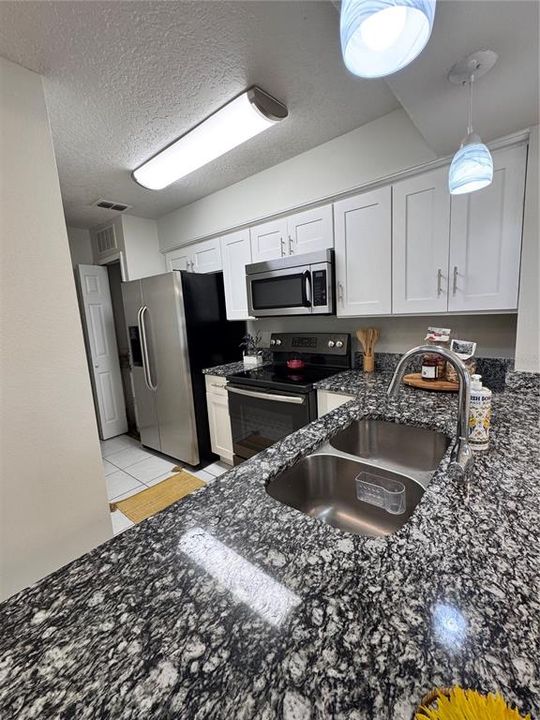 合同活跃: $1,650 (2 贝兹, 2 浴室, 889 平方英尺)