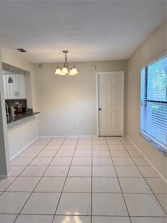 合同活跃: $1,650 (2 贝兹, 2 浴室, 889 平方英尺)