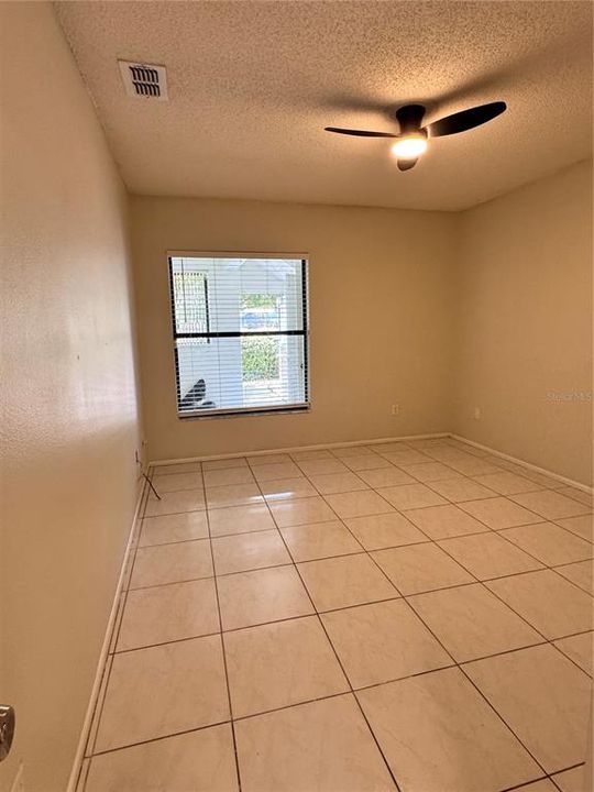 合同活跃: $1,650 (2 贝兹, 2 浴室, 889 平方英尺)