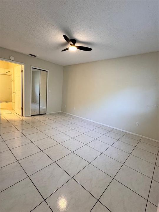 合同活跃: $1,650 (2 贝兹, 2 浴室, 889 平方英尺)