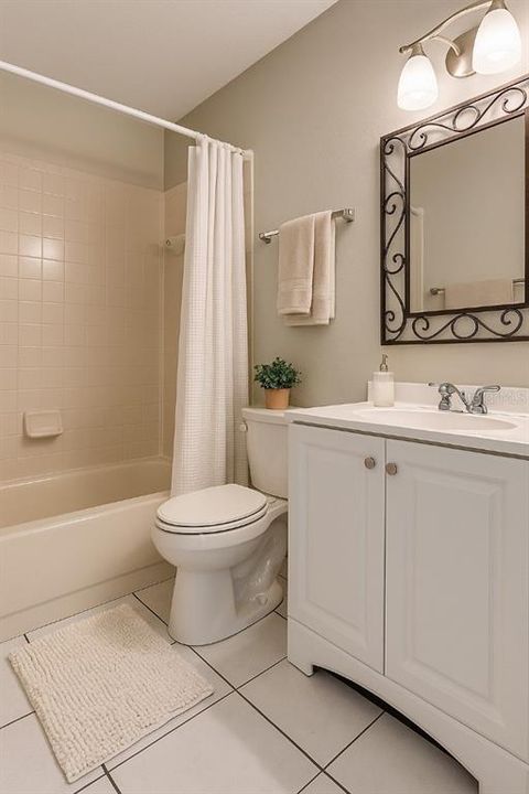 合同活跃: $1,650 (2 贝兹, 2 浴室, 889 平方英尺)