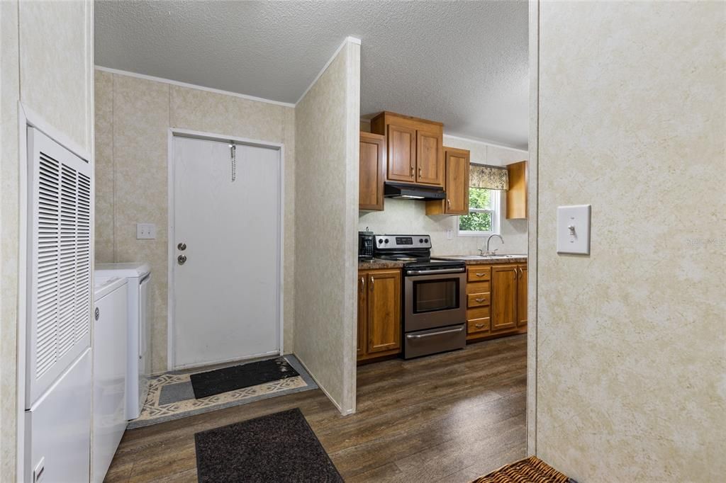 Под контрактом: $230,000 (3 спален, 2 ванн, 1456 Квадратных фут)