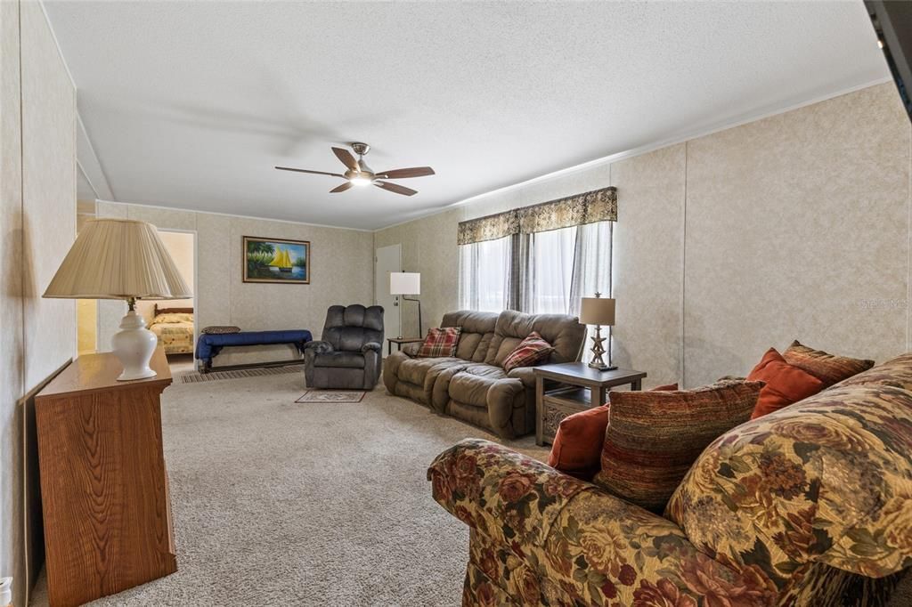 Под контрактом: $230,000 (3 спален, 2 ванн, 1456 Квадратных фут)