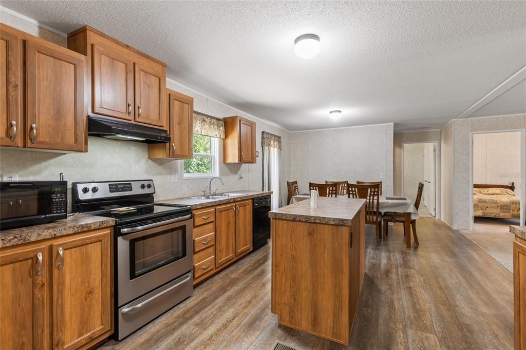 Под контрактом: $230,000 (3 спален, 2 ванн, 1456 Квадратных фут)