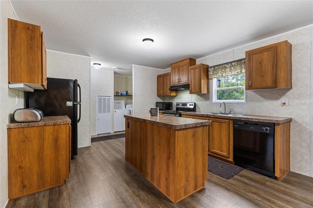 Под контрактом: $230,000 (3 спален, 2 ванн, 1456 Квадратных фут)