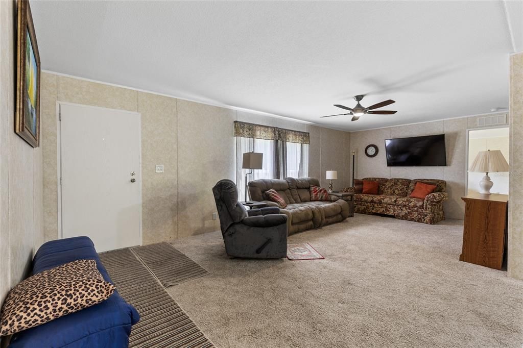 Под контрактом: $230,000 (3 спален, 2 ванн, 1456 Квадратных фут)