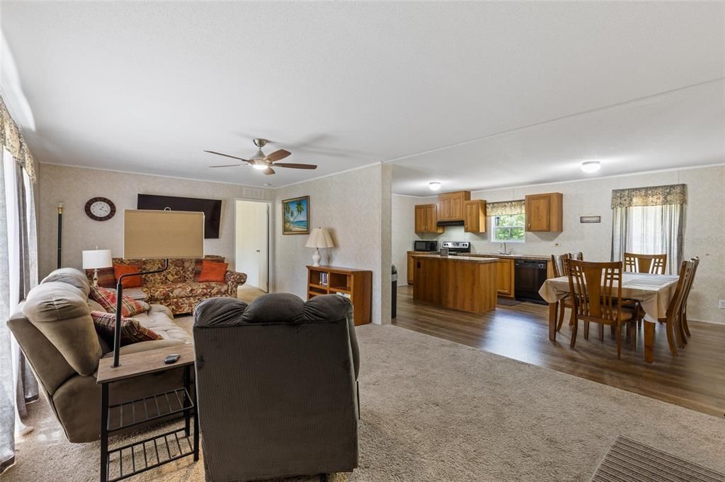 Под контрактом: $230,000 (3 спален, 2 ванн, 1456 Квадратных фут)