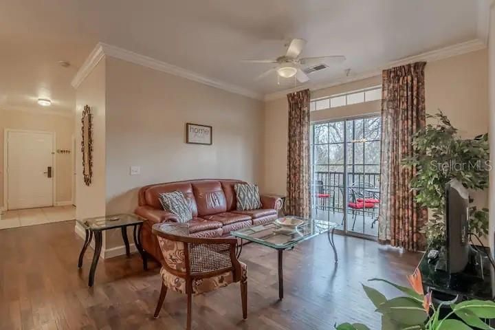 Под контрактом: $236,000 (3 спален, 2 ванн, 1244 Квадратных фут)