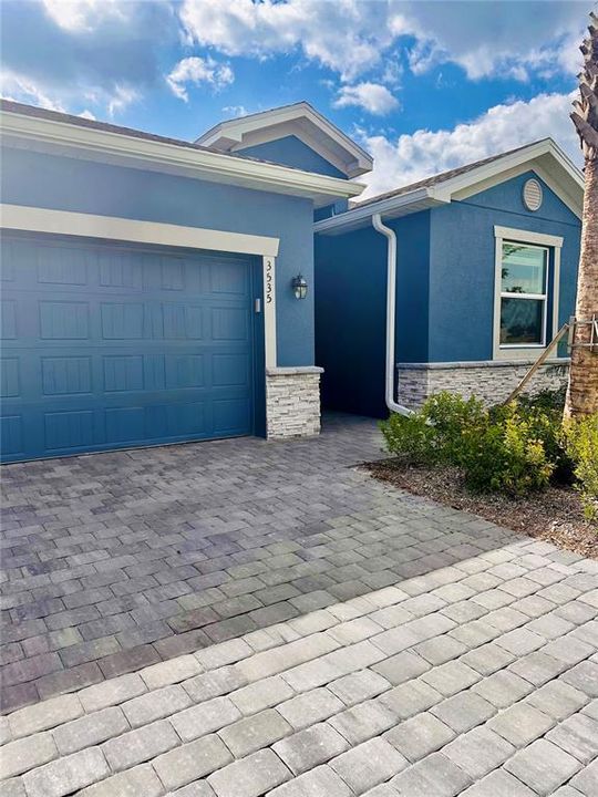 Vendido Recientemente: $409,000 (3 camas, 3 baños, 2032 Pies cuadrados)