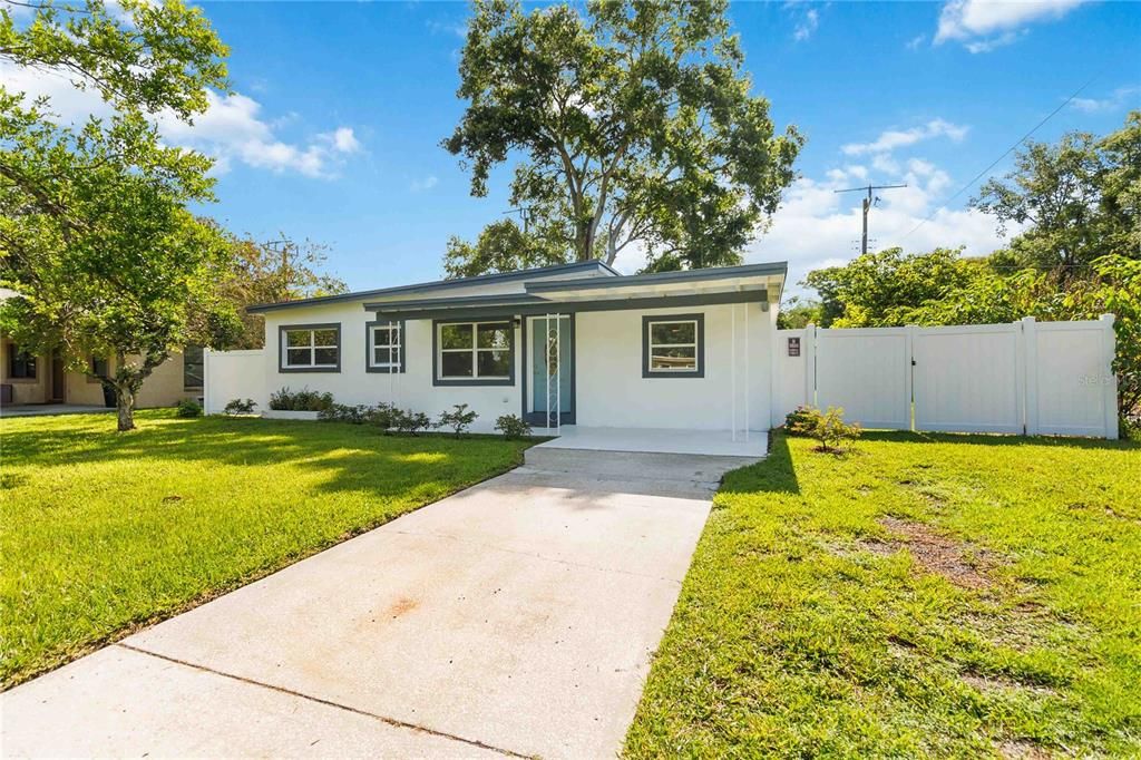 Active With Contract: $296,000 (3 beds, 1 baths, 1038 Square Feet)