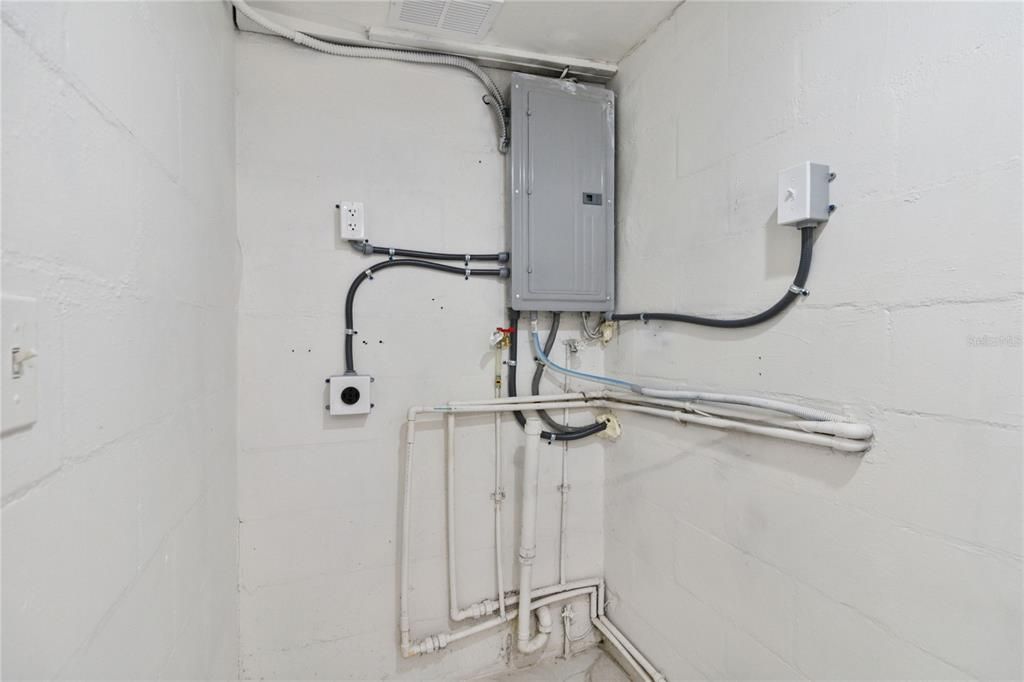 Active With Contract: $296,000 (3 beds, 1 baths, 1038 Square Feet)