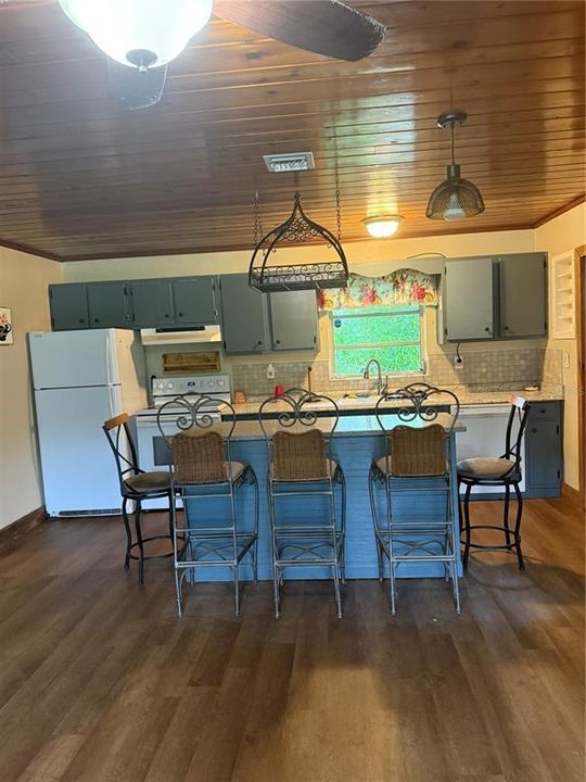 For Sale: $329,900 (2 beds, 2 baths, 1742 Square Feet)