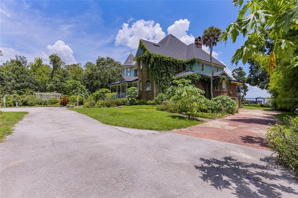 For Sale: $2,590,000 (5 beds, 6 baths, 8063 Square Feet)