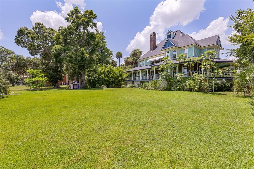 For Sale: $2,590,000 (5 beds, 6 baths, 8063 Square Feet)