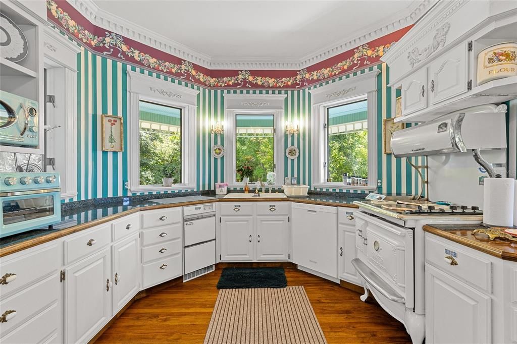 For Sale: $2,590,000 (5 beds, 6 baths, 8063 Square Feet)