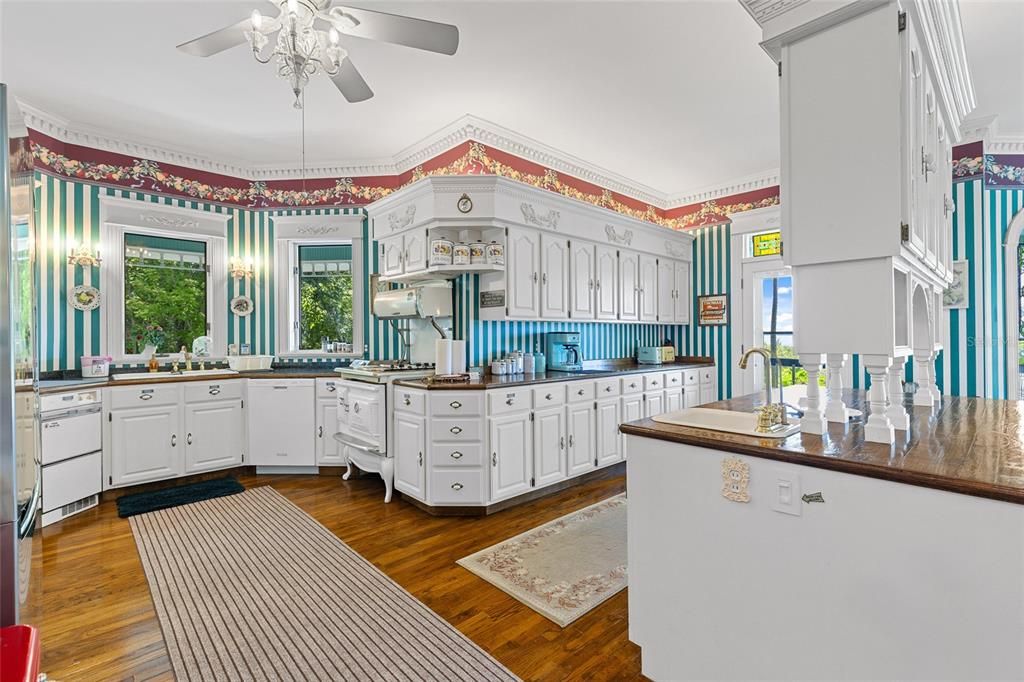 For Sale: $2,590,000 (5 beds, 6 baths, 8063 Square Feet)