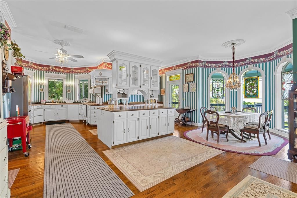 For Sale: $2,590,000 (5 beds, 6 baths, 8063 Square Feet)