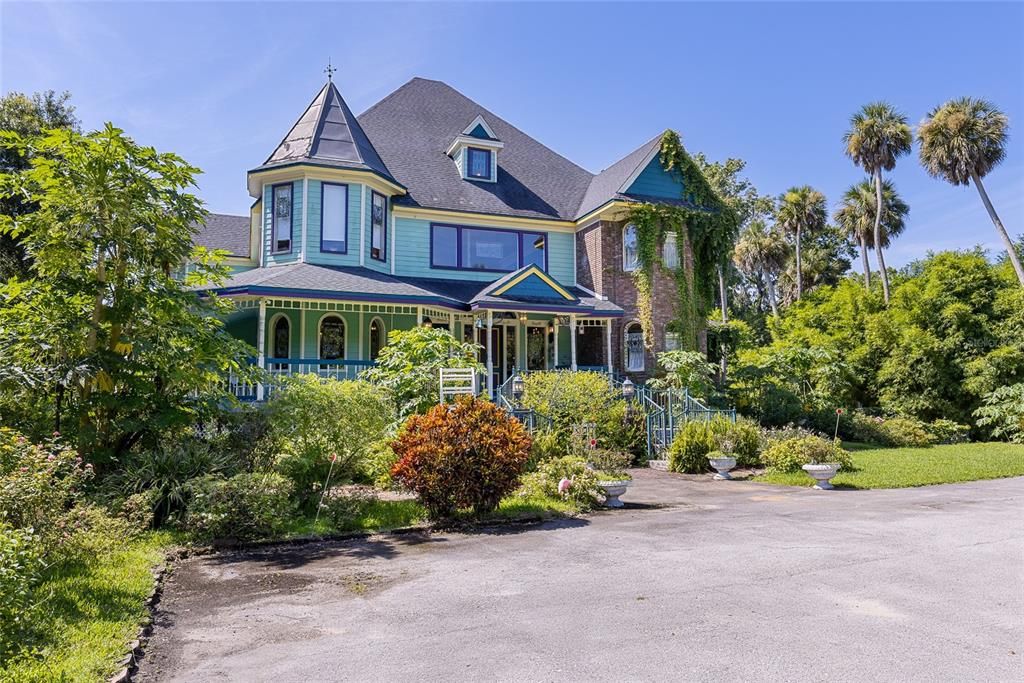 For Sale: $2,590,000 (5 beds, 6 baths, 8063 Square Feet)