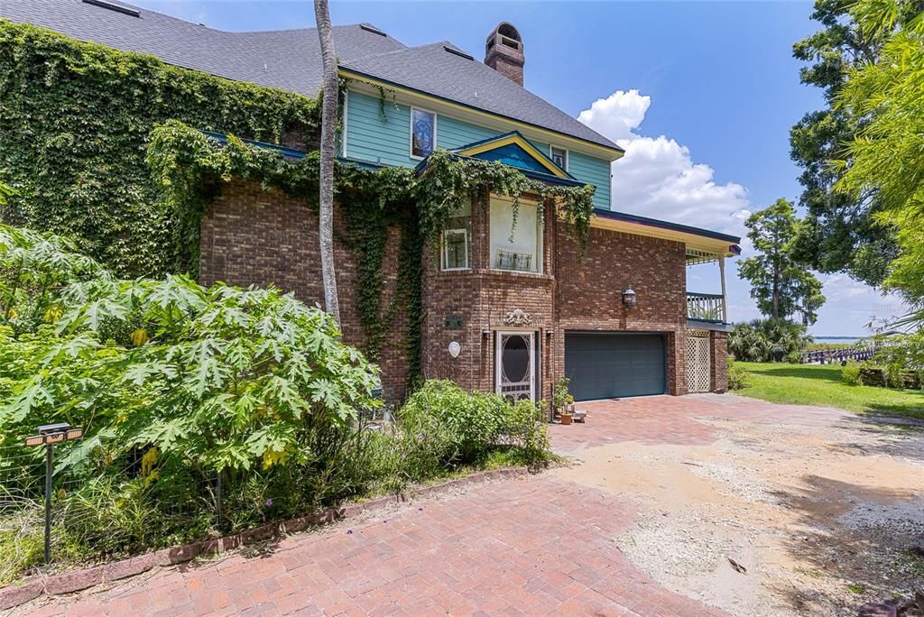 For Sale: $2,590,000 (5 beds, 6 baths, 8063 Square Feet)