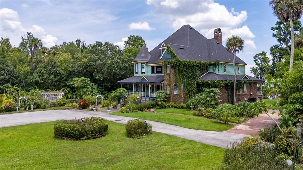 For Sale: $2,590,000 (5 beds, 6 baths, 8063 Square Feet)