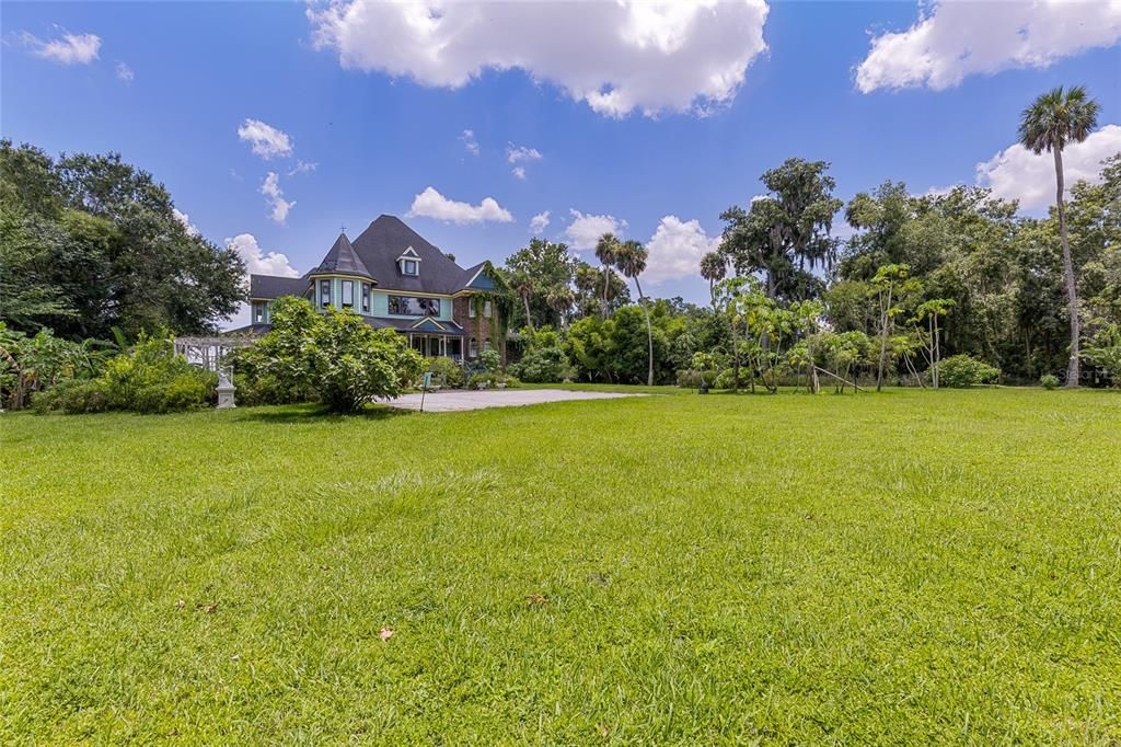 For Sale: $2,590,000 (5 beds, 6 baths, 8063 Square Feet)