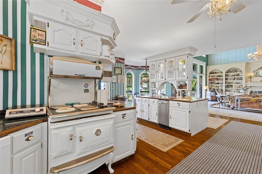 For Sale: $2,590,000 (5 beds, 6 baths, 8063 Square Feet)