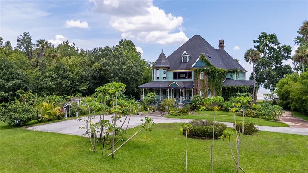 For Sale: $2,590,000 (5 beds, 6 baths, 8063 Square Feet)