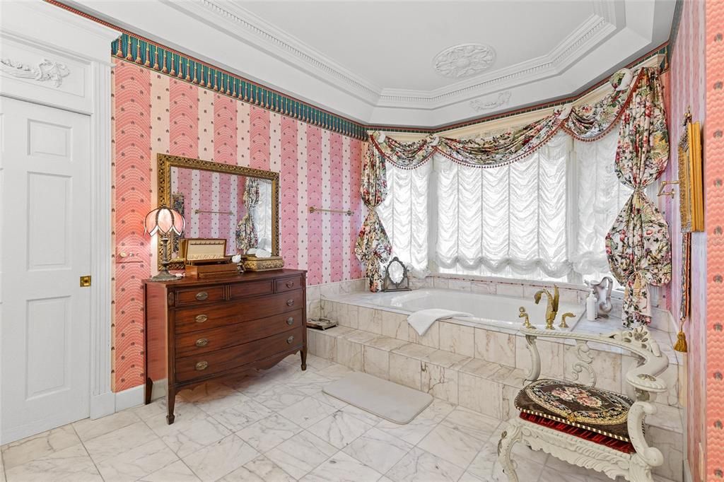 For Sale: $2,590,000 (5 beds, 6 baths, 8063 Square Feet)