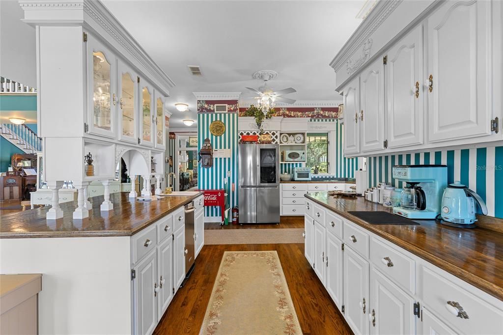 For Sale: $2,590,000 (5 beds, 6 baths, 8063 Square Feet)