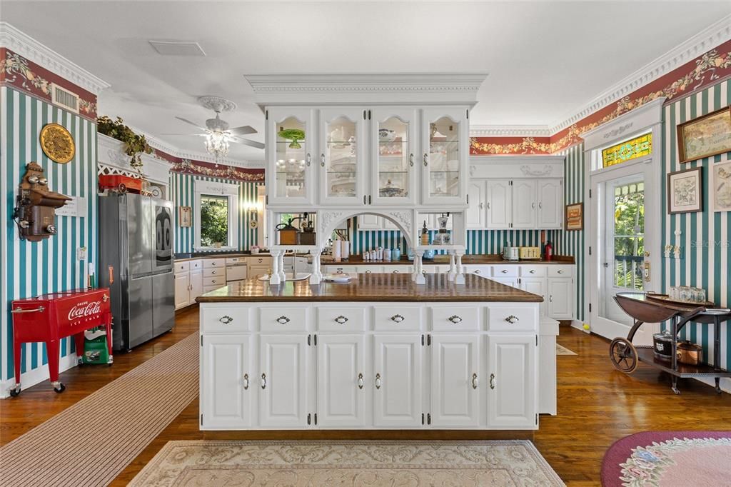 For Sale: $2,590,000 (5 beds, 6 baths, 8063 Square Feet)