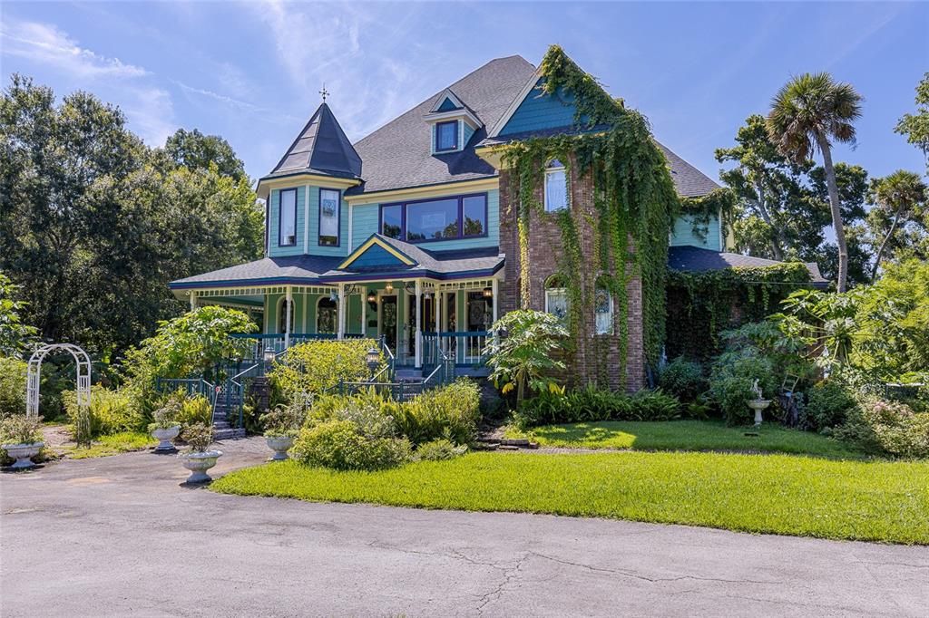 For Sale: $2,590,000 (5 beds, 6 baths, 8063 Square Feet)