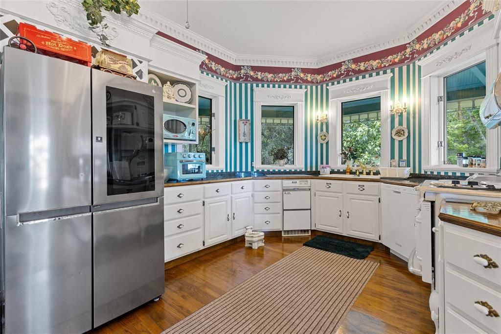 For Sale: $2,590,000 (5 beds, 6 baths, 8063 Square Feet)