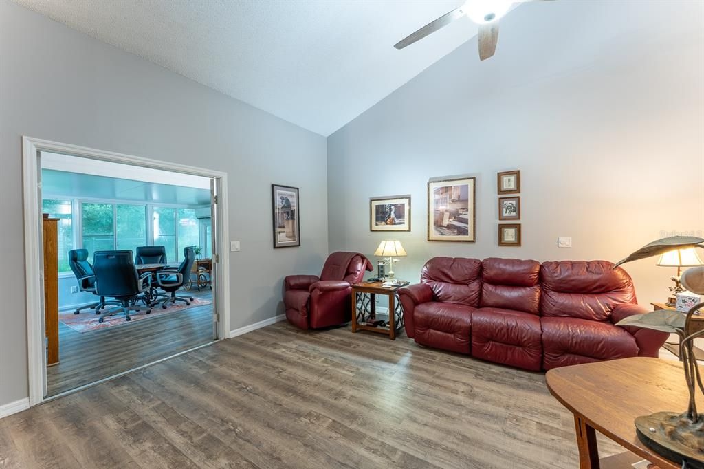 На продажу: $349,000 (2 спален, 2 ванн, 1347 Квадратных фут)