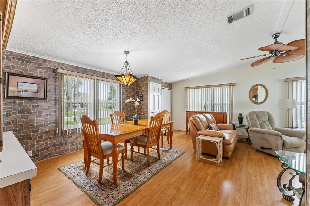 待售: $225,000 (2 贝兹, 2 浴室, 1594 平方英尺)