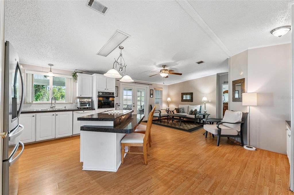 待售: $225,000 (2 贝兹, 2 浴室, 1594 平方英尺)