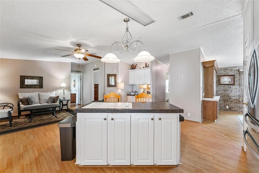 待售: $225,000 (2 贝兹, 2 浴室, 1594 平方英尺)