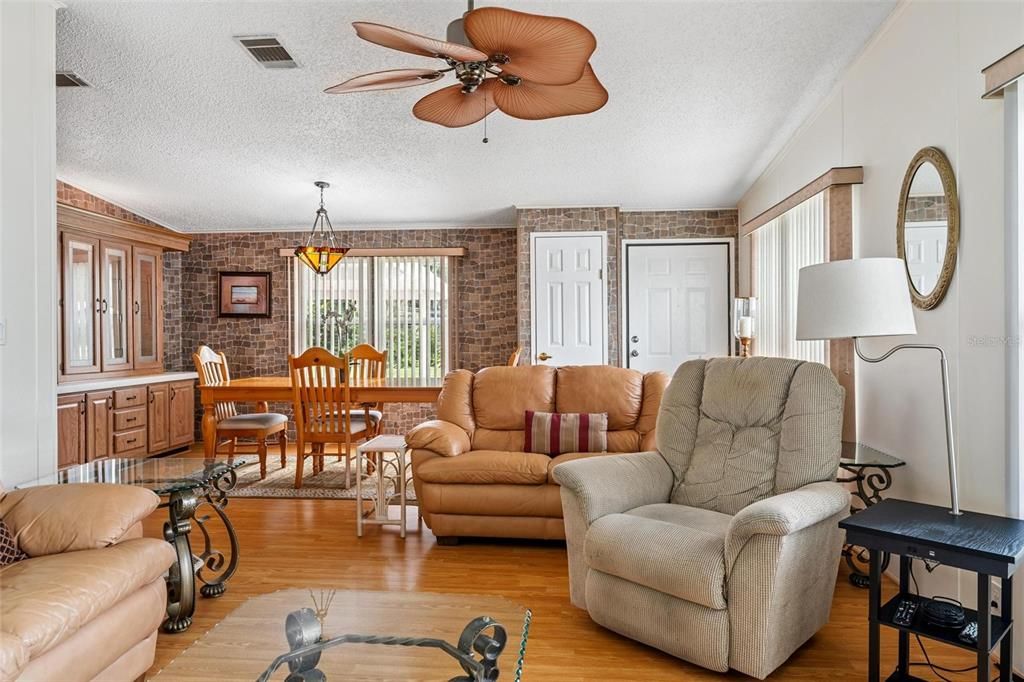 待售: $225,000 (2 贝兹, 2 浴室, 1594 平方英尺)