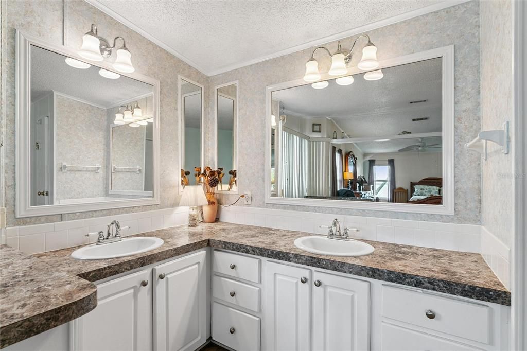 待售: $225,000 (2 贝兹, 2 浴室, 1594 平方英尺)