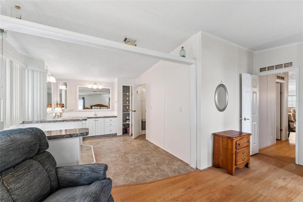 待售: $225,000 (2 贝兹, 2 浴室, 1594 平方英尺)