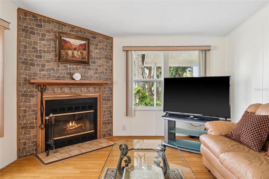 待售: $225,000 (2 贝兹, 2 浴室, 1594 平方英尺)